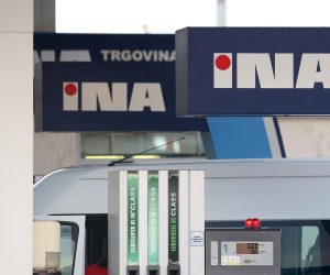 27.12.2016., Sibenik - Jos jedno poskupljenje goriva zadesilo je korisnike. Najprodavaniji Eurosuper 95 je s  devet kuna i 51 lipu narastao na devet kuna i 65 lipa. 14 lipa vise, dok je dizel  poskupio za sedam lipa pa mu je cijena osam kuna i 90 lipa.
Photo: Dusko Jaramaz/PIXSELL