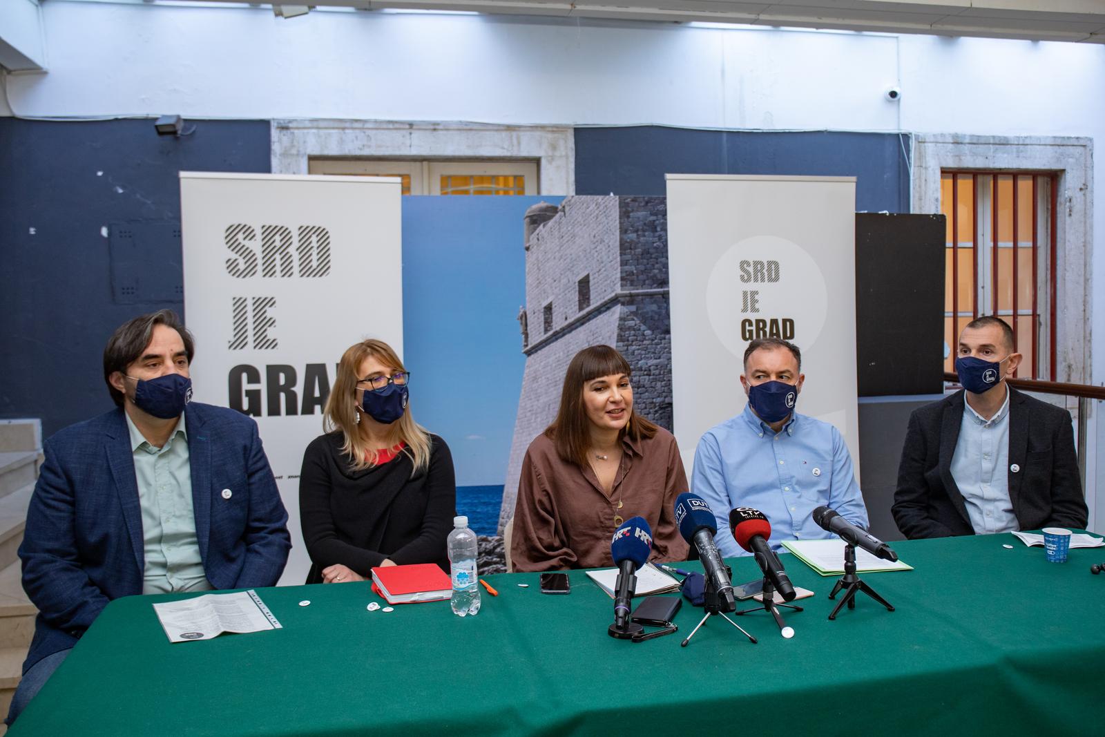 28.01.2021., Luza, Dubrovnik - Konferencija za medije i predstavljanje kandidata za zupana i gradonacelnika na predstojecim lokalnim izborima stranke Srdj je grad. Kandidat za gradonacelnika bit ce Djuro Capor, a zamjenik ce biti Niksa Selmani, dok je u utrci za zupana Marko Giljaca, a zamjenica ce mu biti Igra Sain Kovacevic.
Photo: Grgo Jelavic/PIXSELL