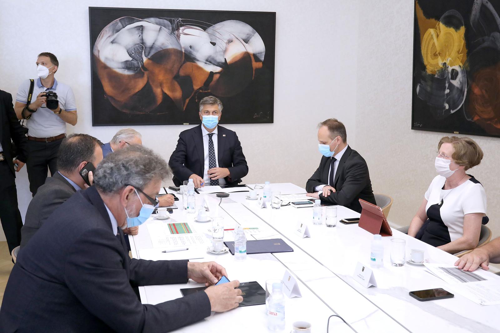 28.07.2021., Zagreb - U Banskim dvorima odrzana je video sjednica Znanstvenog savjeta za borbu protiv koronavirusa. Predsjednik Vlade Andrej Plenkovic, Zvonimir Frka Petesic, ravnateljica Klinike za infektivne bolesti "Dr. Fran Mihaljevic" Alemka Markotic Photo: Patrik Macek/PIXSELL