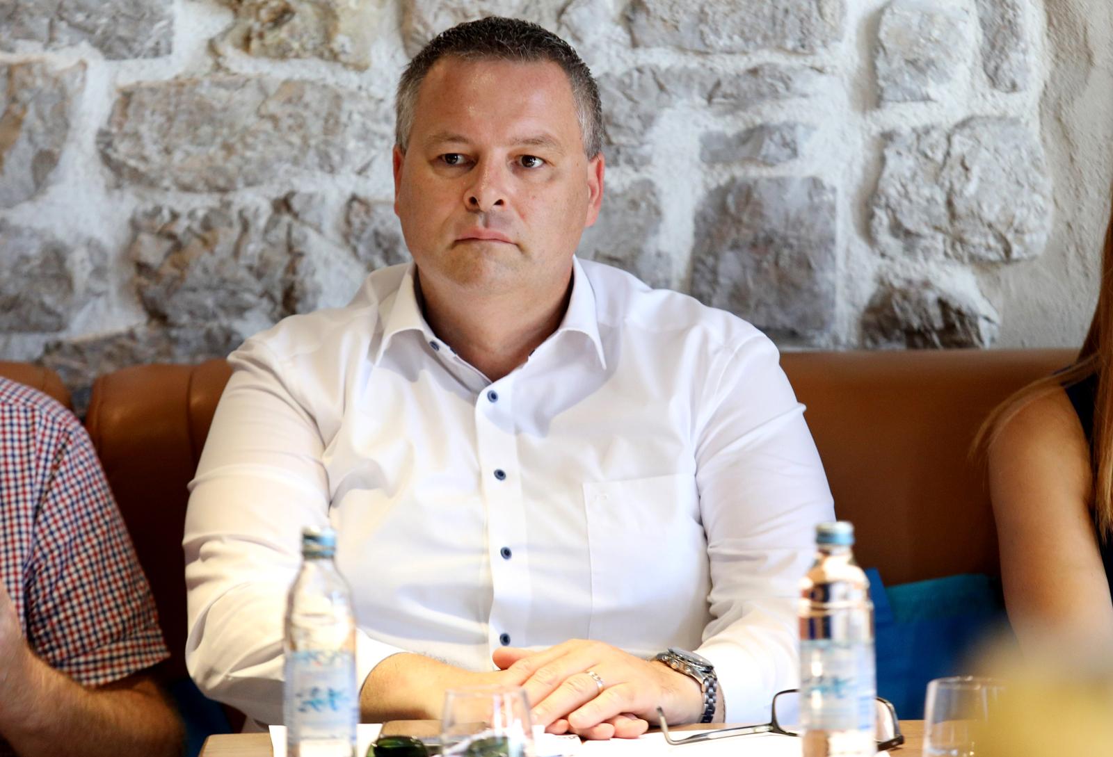28.07.2021., Sibenik - Hrvatska turisticka zajednica, u suradnji s Turistickom zajednicom Sibensko-kninske zupanije, organizirala je i odrzala koordinacijski sastanak na kojem su predstavljene promotivne aktivnosti HTZ-a na emitivnim trzistima do kraja 2021. godine s naglaskom na marketinske i PR kampanje, informacije o tijeku sezone i stanju na trzistima, a razgovaralo se i o ocekivanjima od turisticke sezone te vaznosti ocuvanja povoljne epidemioloske slike za daljnji tijek sezone. Direktor Hrvatske turisticke zajednice (HTZ) Kristjan Stanicic Photo: Dusko Jaramaz/PIXSELL