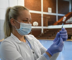 28.10.2021., Bjelovar - U Dvorani europskih prvaka organiziran je prvi punkt za docijepljenje protiv COVID-a 19 na podrucju Bjelovarsko-bilogorske zupanije. Rijec je o gradjanima koji su se odlucili na 3. dozu (booster doza) sa Pfizer cjepivom. Pripremljeno je 480 doza, a za docjepljenje se prijavilo 212 gradjana.