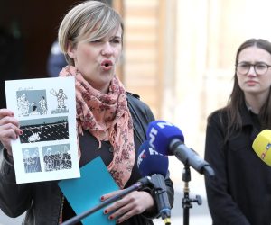 29.05.2020., Zagreb - Centar za mirovne studije i Inicijativa Dobrodosli odrzali su ispred Banskih dvora konferenciju za medije na kojoj su predstavili izvjestaj o navodnim nezakonitim protjerivanjima djece migranata. 
Photo: Patrik Macek/PIXSELL