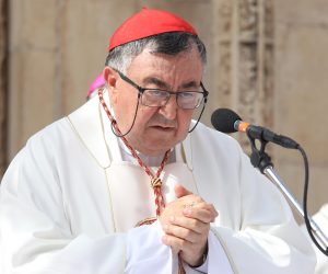 29.09.2021., Sibenik - Proslava sv. Mihovila, nebeskog zastitnika sibenske biskupije i dana grada Sibenika zapocela je procesijom ulicama Sibenika. Nakon procesije na trgu ispred sibenske prvostolnice,katedrale sv Jakova,misno slavlje predvodio je vrhbosanski nadbiskup,kardinal Vinko Puljic.
Photo: Dusko Jaramaz/PIXSELL