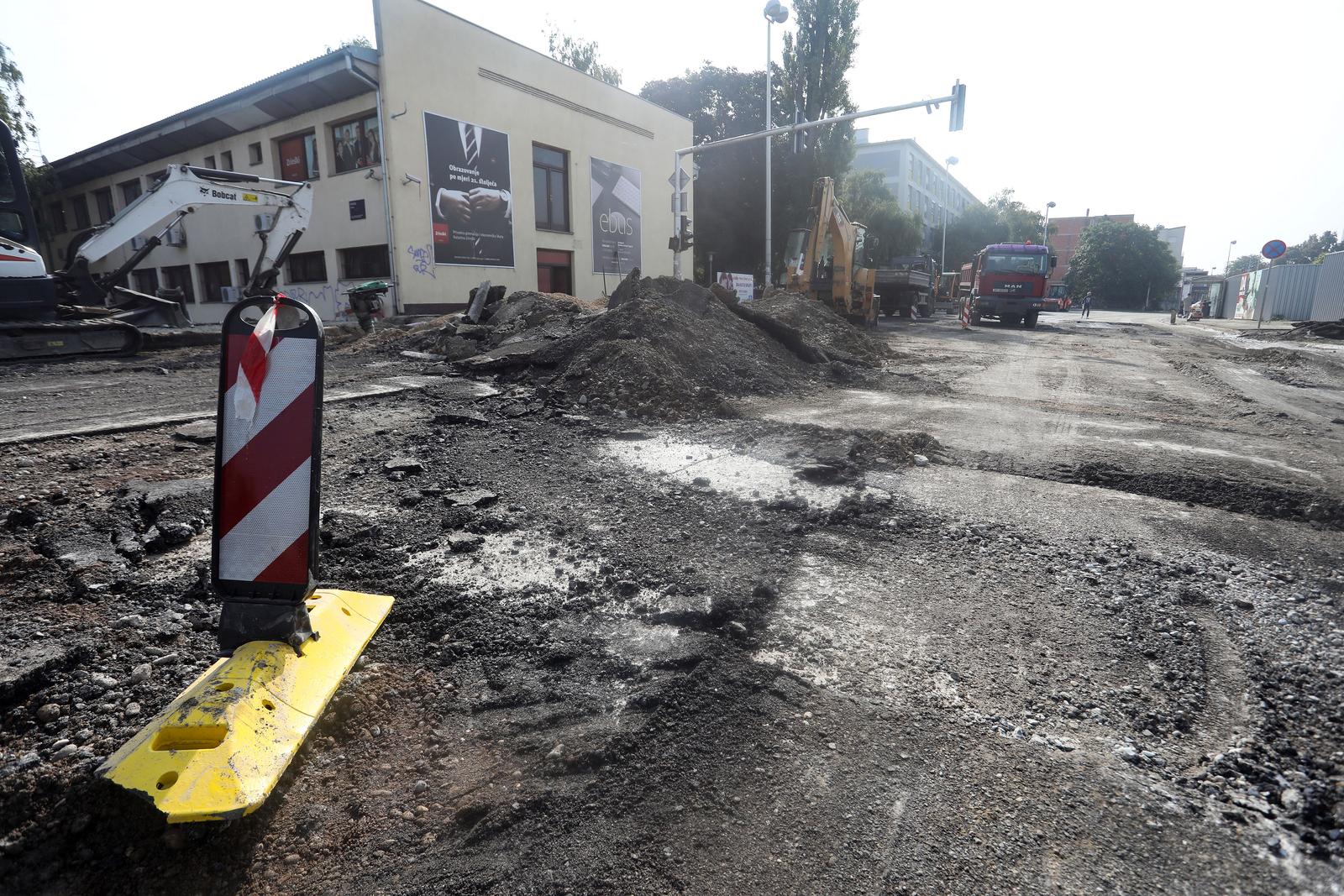 29.9.2021., Zagreb - Raskrizje Selske i Bastijanove ulice. Stanje na cesti dan nakon puknuca vodovodne cijevi. 
Photo:Marin Tironi/PIXSELL