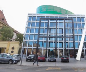 30.04.2020., Zagreb - Vise od mjesec dana nakon potresa koji je pogodio Zagreb i u kojem je najvise nastradao centar grada, gradjani se zbog opasnosti od pada gradjevinskog materijala s procelja i krovova zgrada parkiraju na Trg Republike Hrvatske. 
Photo: Luka Stanzl/PIXSELL
