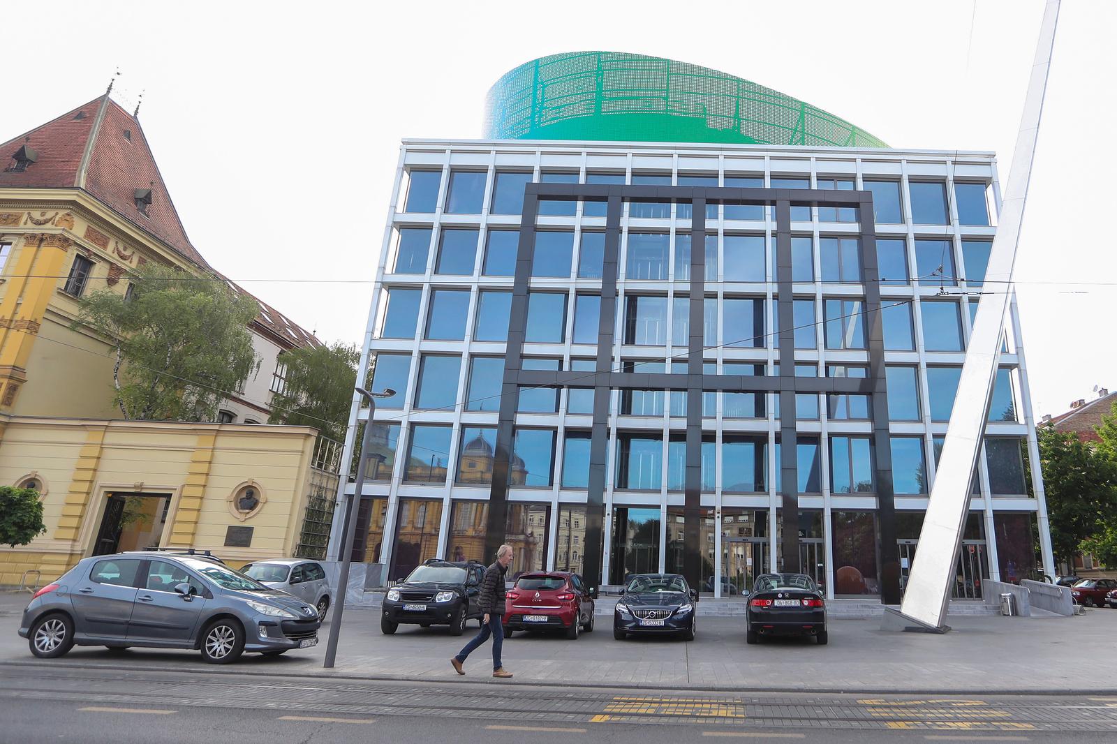 30.04.2020., Zagreb - Vise od mjesec dana nakon potresa koji je pogodio Zagreb i u kojem je najvise nastradao centar grada, gradjani se zbog opasnosti od pada gradjevinskog materijala s procelja i krovova zgrada parkiraju na Trg Republike Hrvatske. 
Photo: Luka Stanzl/PIXSELL