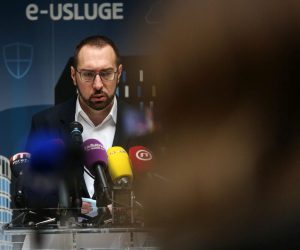 26.10.2021., Zagreb - Gradonacelnik Zagreba Tomislav Tomasevic govorio je na redovnoj konferenciji za medije u predvorju Gradske uprave na Trgu Stjepana Radica.