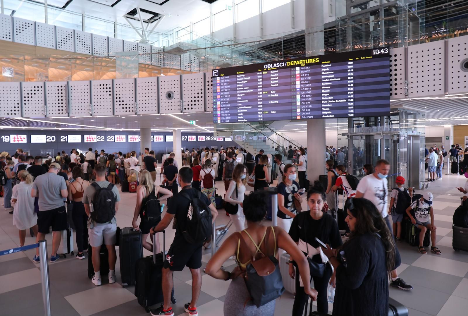 22.08.2021., Kastela - Nedjelja na splitskom aerodromu vrlo je ziva sto se vidi i po broju putnika na terminalu.

Photo: Ivo Cagalj/PIXSELL