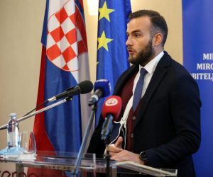 31.08.2021., Zagreb - U hotelu International uruceno je 28 ugovora u vrijednosti vise od 22,5 milijuna kuna predstavnicima zupanija i gradova u okviru poziva "Osiguranje skolske prehrane za djecu u riziku od siromastva" financiranih iz Fonda europske pomoci za najpotrebitije (FEAD). ministar rada, mirovinskoga sustava, obitelji i socijalne politike Josip Aladrovic Photo: Zeljko Hladika/PIXSELL