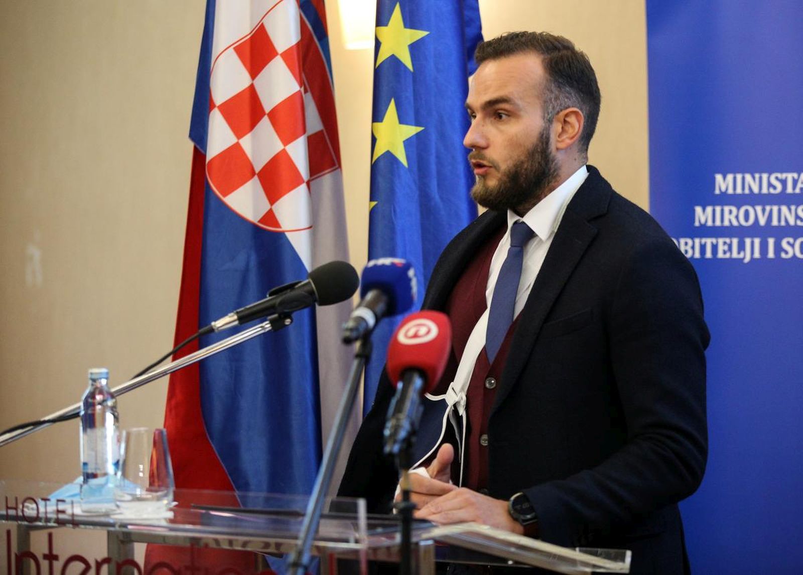 31.08.2021., Zagreb - U hotelu International uruceno je 28 ugovora u vrijednosti vise od 22,5 milijuna kuna predstavnicima zupanija i gradova u okviru poziva "Osiguranje skolske prehrane za djecu u riziku od siromastva" financiranih iz Fonda europske pomoci za najpotrebitije (FEAD). ministar rada, mirovinskoga sustava, obitelji i socijalne politike Josip Aladrovic Photo: Zeljko Hladika/PIXSELL