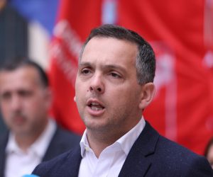01.05.2021., Split - Celnici splitskog SDP-a i Stranke umirovljenika dijelili su karanfile povodom Praznika rada. Photo: Ivo Cagalj/PIXSELL