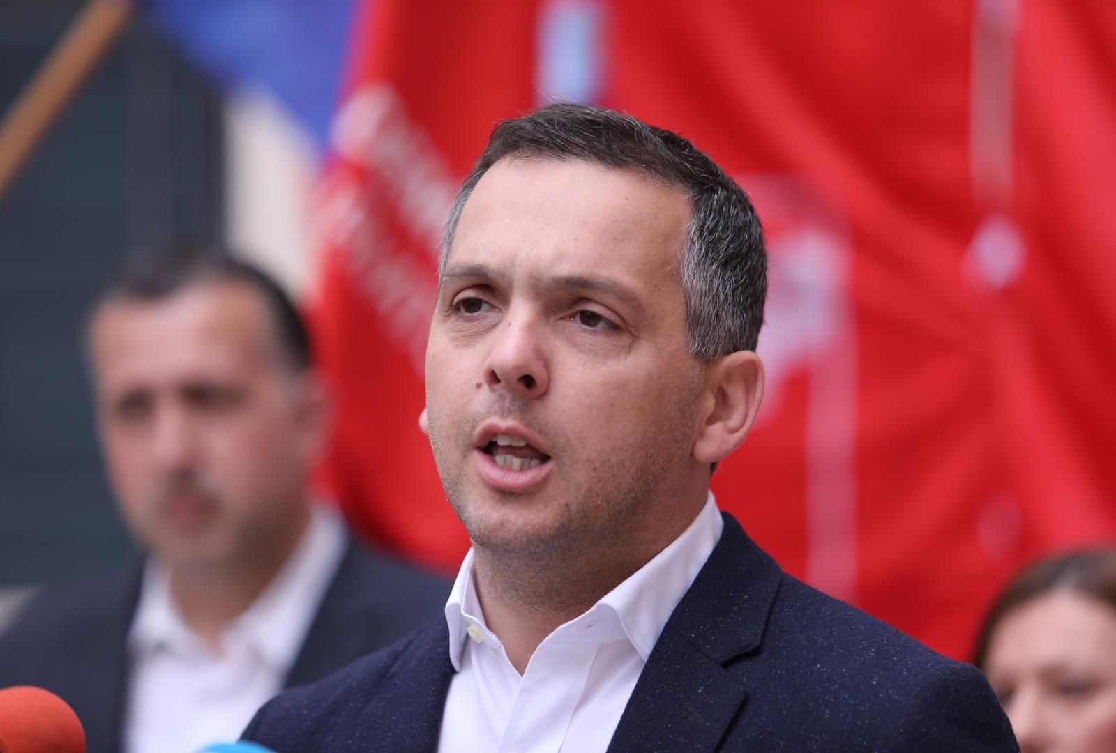 01.05.2021., Split - Celnici splitskog SDP-a i Stranke umirovljenika dijelili su karanfile povodom Praznika rada. Photo: Ivo Cagalj/PIXSELL
