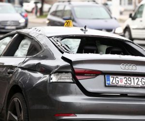 26.04.2021., Zagreb - Prometna nesreca na Aveniji Dubrava gdje je vozac osobnog automobila izgubio kontrolu nad vozilom, udario u nekoliko parkiranih vozila te se prevrnuo na krov. Photo: Matija Habljak/PIXSELL