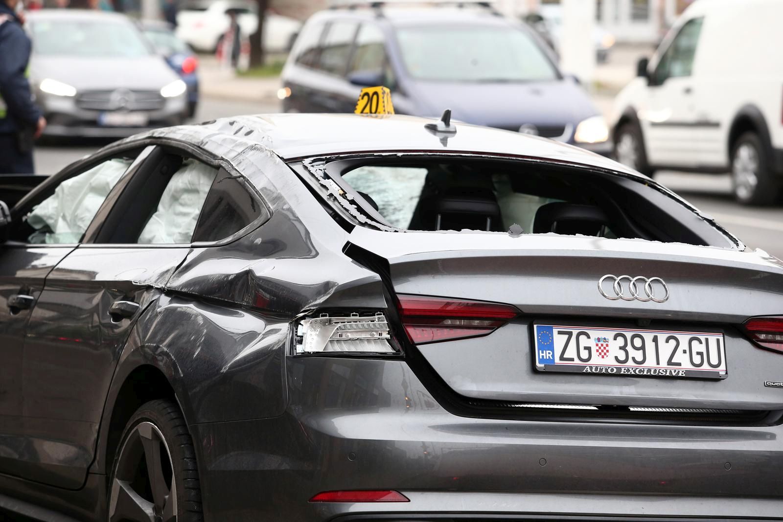 26.04.2021., Zagreb - Prometna nesreca na Aveniji Dubrava gdje je vozac osobnog automobila izgubio kontrolu nad vozilom, udario u nekoliko parkiranih vozila te se prevrnuo na krov. Photo: Matija Habljak/PIXSELL