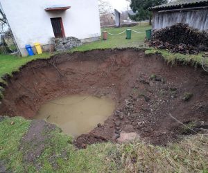 09.01.2021., Mecencani - Na podrucju sela Mecencani u potresom tesko pogodjenoj Sisacko-moslavackoj zupaniji pojavile urusne vrtace, koje predstavljaju opasnost za tamosnje stanovnistvo. 
Photo: Sanjin Strukic/PIXSELL