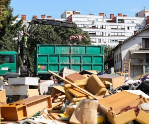 18.08.2021., Zagreb - Djelatnici cistoce kamionima odvoze glomazni otpad sa ilegalnog deponija u Petrovaradinskoj ulici. 
Photo: Luka Stanzl/PIXSELL
