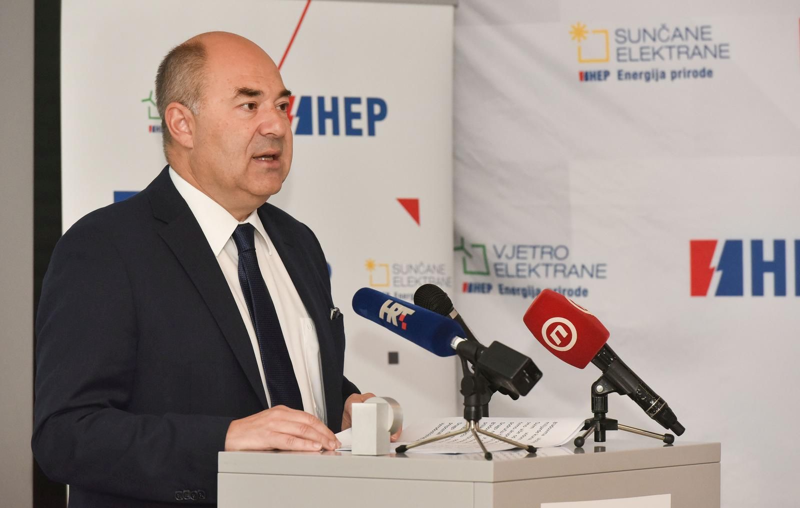 11.10.2021., Zagreb - U HEP-u je odrzano potpisivanje sporazuma s jedinicama lokalne samouprave o suradnji na projektima suncanih elektrana. Osim predstavnika lokalnih samouprava potpisivanju su nazocili Tomislav Coric ministar gospodarstva i odrzivog razvoja, te Frane Barbaric predsjednik uprave HEP-a.