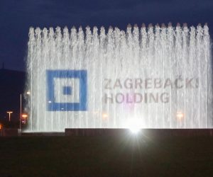 23.05.2020., Zagreb - U znak zahvalnosti za angazman u vremenu epidemije koronavirusa i potresa koji je zadesio Zagreb, Milan Bandic, u drustvu suradnika, obisao je fontane u Ulici Hrvatske bratske zajednice koje su zasvijetlile u znaku Cistoce. Prije obilaska fontana, gradonacelnik je isprobao voznju smetlarskog tricikla.
Photo: Borna Filic/PIXSELL