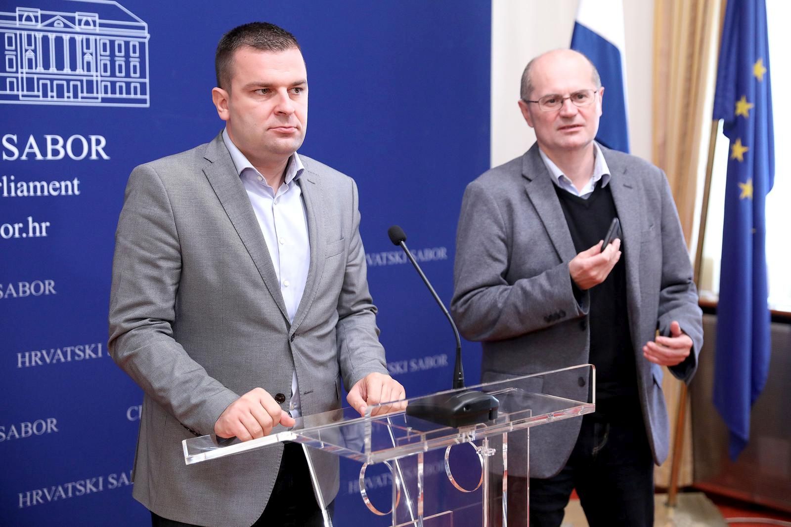 01.10.2020., Zagreb - Na konferenciji za medije za medije Kluba zastupnika HSLS-a i Reformista odrzanoj u Saboru o temi: "Umjesto o oboritoj ribi i eskort damama iz Slovenske ulice, gradjani imaju pravo znati kako ce se potrositi 19 milijardi kuna namijenjenih projektima aglomeracija" govorili su zastupnici Dario Hrebak i Darko Klasic.
Photo: Patrik Macek/PIXSELL