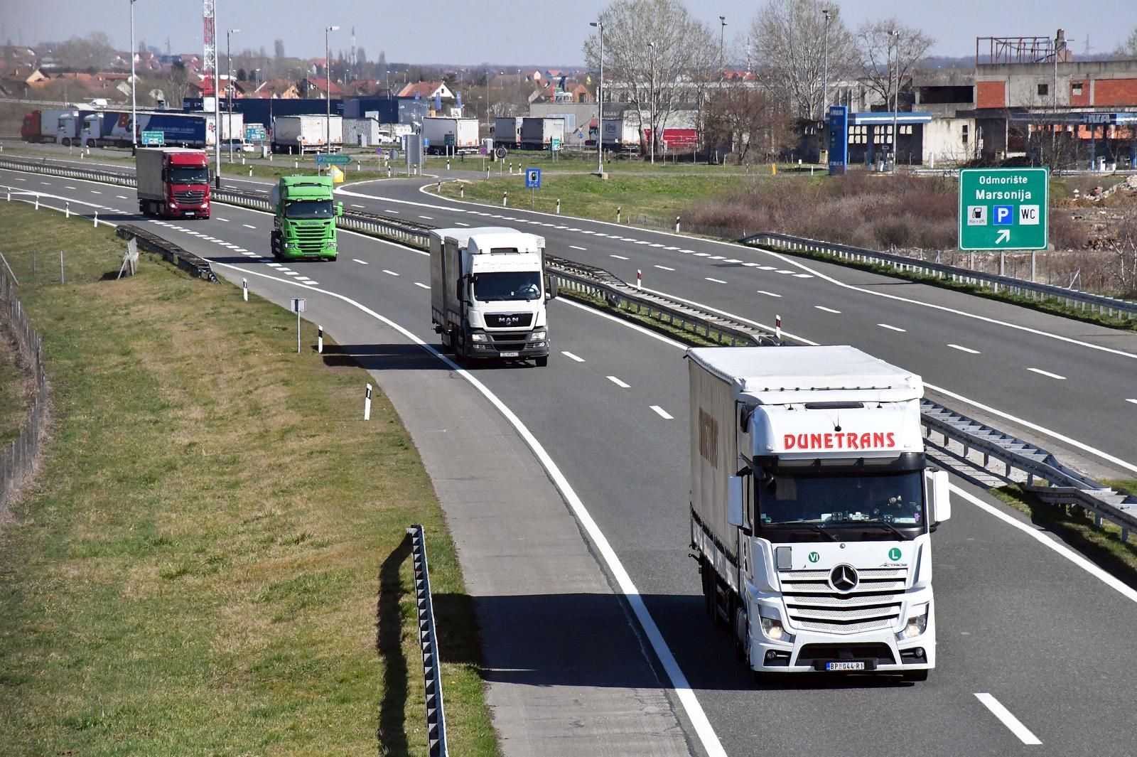 16.03.2020. Slavonski Brod, Pusta autocesta A3 kroz Slavoniju, kojom danas prometuju uglavnom kamioni i vozila za opskrbu.
Photo: Ivica Galovic/PIXSELL