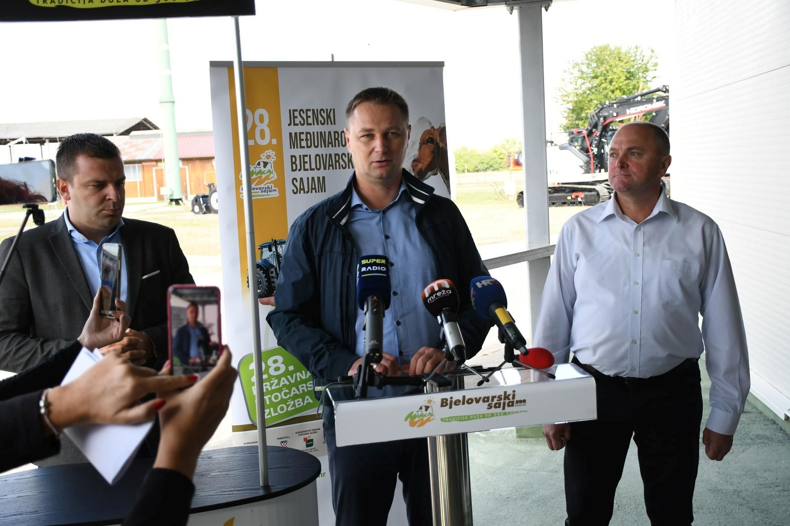 30.08.2021., Bjelovar  -  Na konferenciji za medije najavljen 28. jesenski medjunarodni bjelovarski sajam i
28. drzavna stocarska izlozba. Dogadjanja na sajamskom prostoru od 3. do 5. rujna najavili su gradonacelnik Dario Hrebak, zupan Marko Marusic, te vd direktora sajma Zlatko Salaj
Photo:Damir Spehar/PIXSELL
