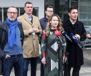 9.10.2021., Zagreb - Ispred Zagrebackog Holdinga clanovi MOST-a odrzali konferenciju za medije "Gradjani ne smiju biti taoci kaosa u Zagrebackom holdingu"