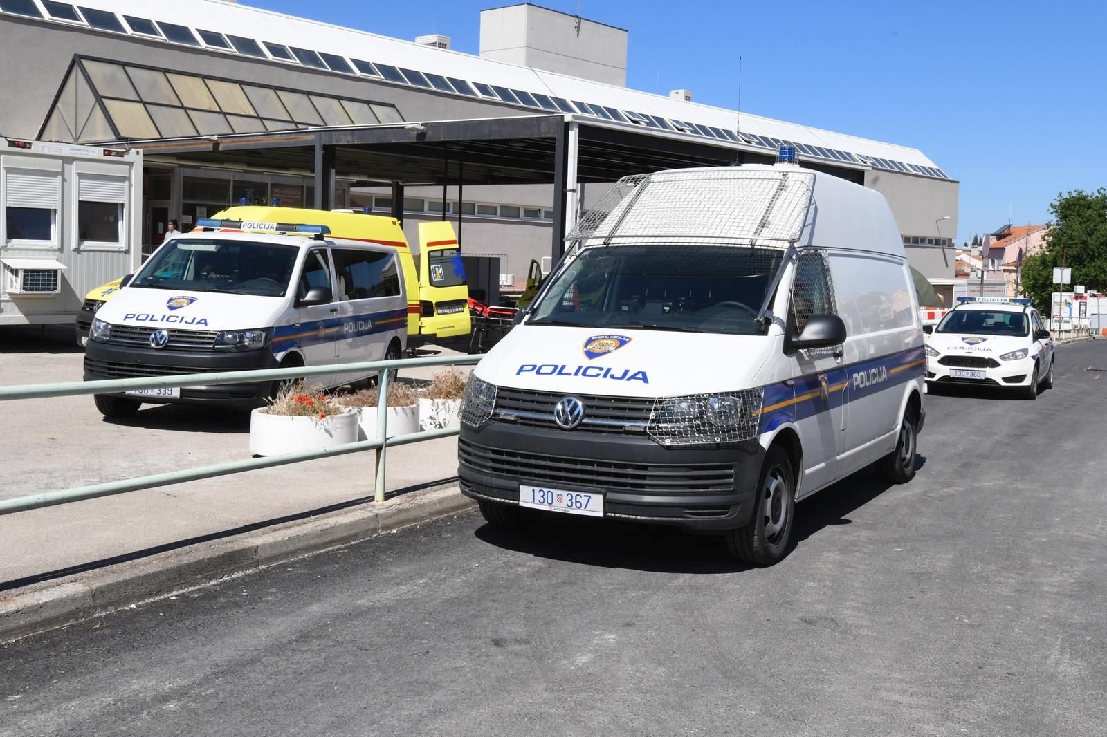 30.05.2021., Sibenik - Zbog prometne nesreca koja se rano jutros dogodila na autocesti Zagreb-Split, a kojoj su navodno sudjelovali migranti veci broj policijskih sluzbenika Sibensko-kninske zupanije ispred sibenske bolnice.
Photo: Hrvoje Jelavic/PIXSELL