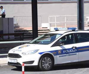 30.05.2021., Sibenik - Zbog prometne nesreca koja se rano jutros dogodila na autocesti Zagreb-Split, a kojoj su navodno sudjelovali migranti veci broj policijskih sluzbenika Sibensko-kninske zupanije ispred sibenske bolnice.
Photo: Hrvoje Jelavic/PIXSELL