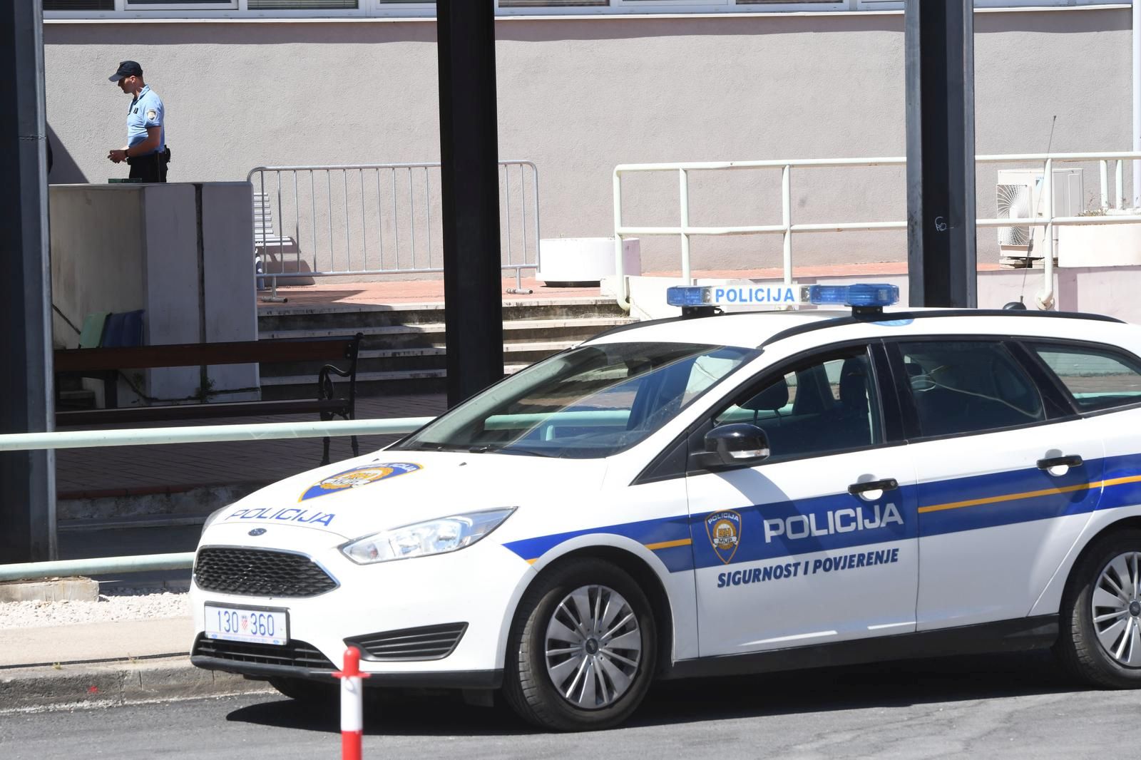 30.05.2021., Sibenik - Zbog prometne nesreca koja se rano jutros dogodila na autocesti Zagreb-Split, a kojoj su navodno sudjelovali migranti veci broj policijskih sluzbenika Sibensko-kninske zupanije ispred sibenske bolnice.
Photo: Hrvoje Jelavic/PIXSELL