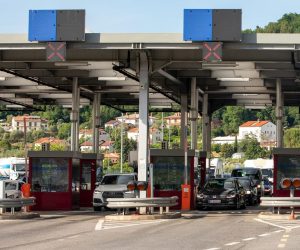 22.05.2020.. Plovanija - Strani drzavljani ulaze u Hrvatsku na granicnom prijelazu Kastel.
Photo: Srecko Niketic/PIXSELL