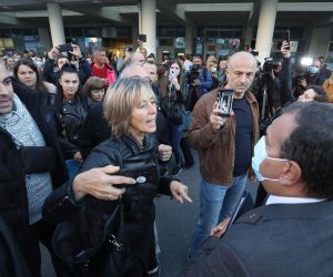 04.10.2021., Zagreb - Ispred KBC-a Zagreb okupili su se djelatnici koji nemaju covid potvrdu, a koja im od danas treba za ulazak na radno mjesto. Medju prosvjednicima zbog uvodjenja potvrda u zdravstvo bili su i neki koji nisu djelatnici bolnice.