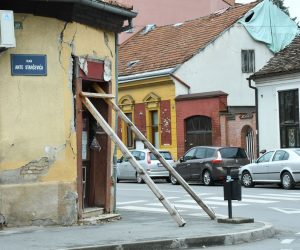 30.09.2021.,Sisak - Dvije drvene grede osiguravaju ovu u potresu tesko ostecenu kucu na raskrizju Kukuljeviceve i Starceviceve ulice da ne padne na prolaznike koji kraj nje prolaze.
Photo: Nikola Cutuk/PIXSELL