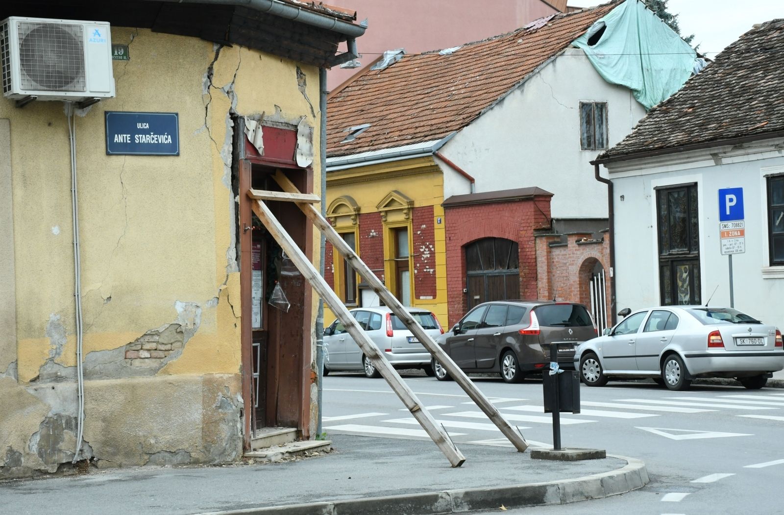 30.09.2021.,Sisak - Dvije drvene grede osiguravaju ovu u potresu tesko ostecenu kucu na raskrizju Kukuljeviceve i Starceviceve ulice da ne padne na prolaznike koji kraj nje prolaze.
Photo: Nikola Cutuk/PIXSELL