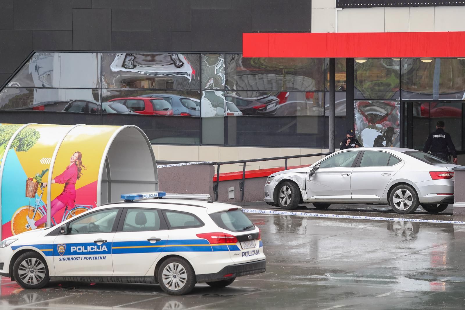 14.04.2021., Zagreb - Nepoznati pocinitelj nakon sto je napao zaposlenike Meridijan 16 centra s automobilom se zabio u ulazna vrata centra. Policijski ocevid je u tijeku. 
Photo: Luka Stanzl/PIXSELL