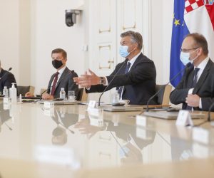 20.10.2021., Zagreb - U Banskim dvorima predsjednik Vlade Andrej Plenkovic primio je izaslanstvo Europske investicijske banke, na celu s potpredsjednicom EIB-a Teresom Czerwinskom. Uz predsjednika Vlade prisustvovao je i potpredsjednik Vlade i ministar financija Zdravko Maric.