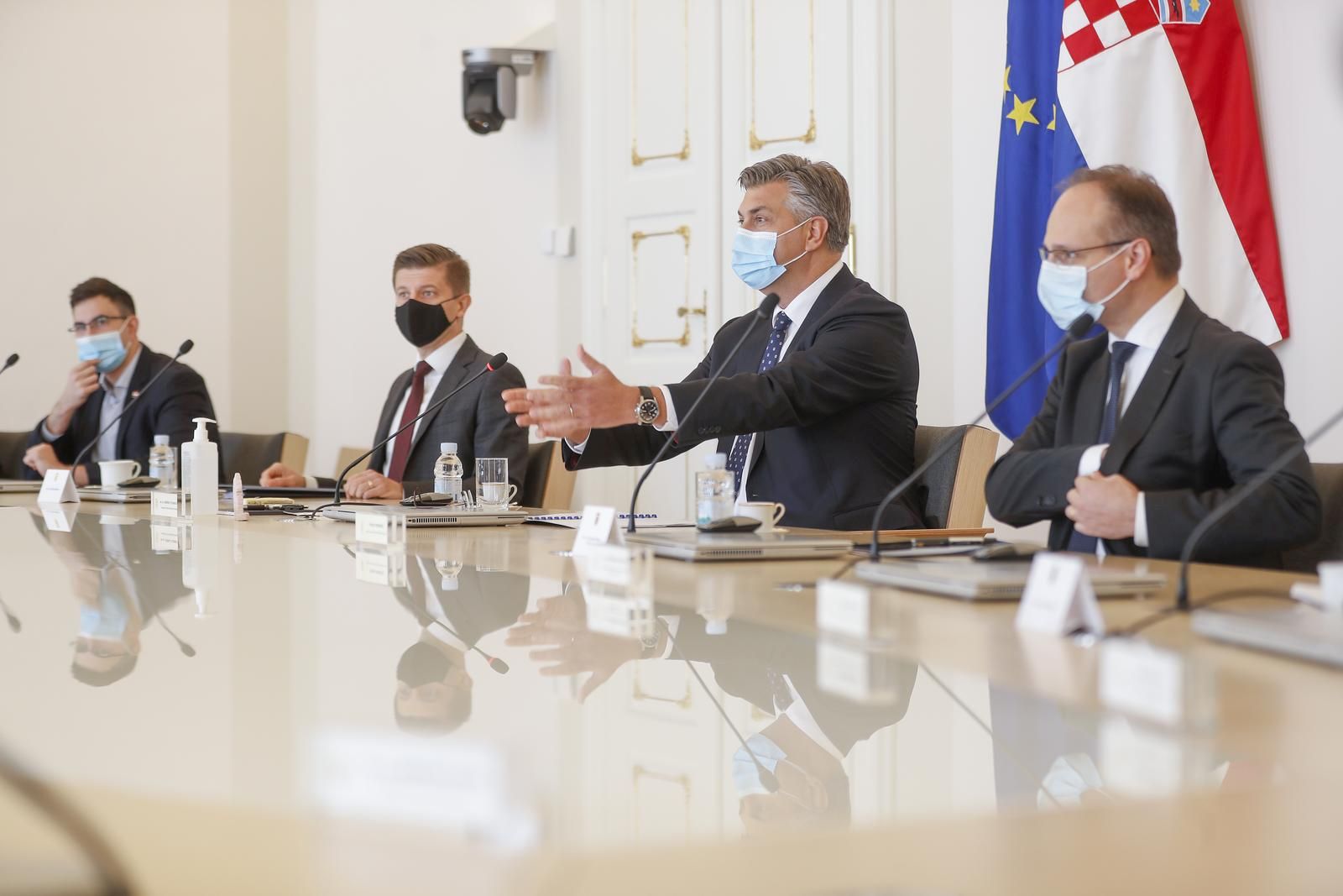 20.10.2021., Zagreb - U Banskim dvorima predsjednik Vlade Andrej Plenkovic primio je izaslanstvo Europske investicijske banke, na celu s potpredsjednicom EIB-a Teresom Czerwinskom. Uz predsjednika Vlade prisustvovao je i potpredsjednik Vlade i ministar financija Zdravko Maric.