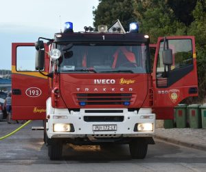 15.08.2016., Pula - Prema nesluzbenim informacijama eksplozija motora na gliseru koji je plovio tik uz Tehnomotovu marinu uzrok je zapaljenju glisera i luksuzne jedrilice koja je bila na vezu u marini. 

Photo: Dusko Marusic/PIXSELL