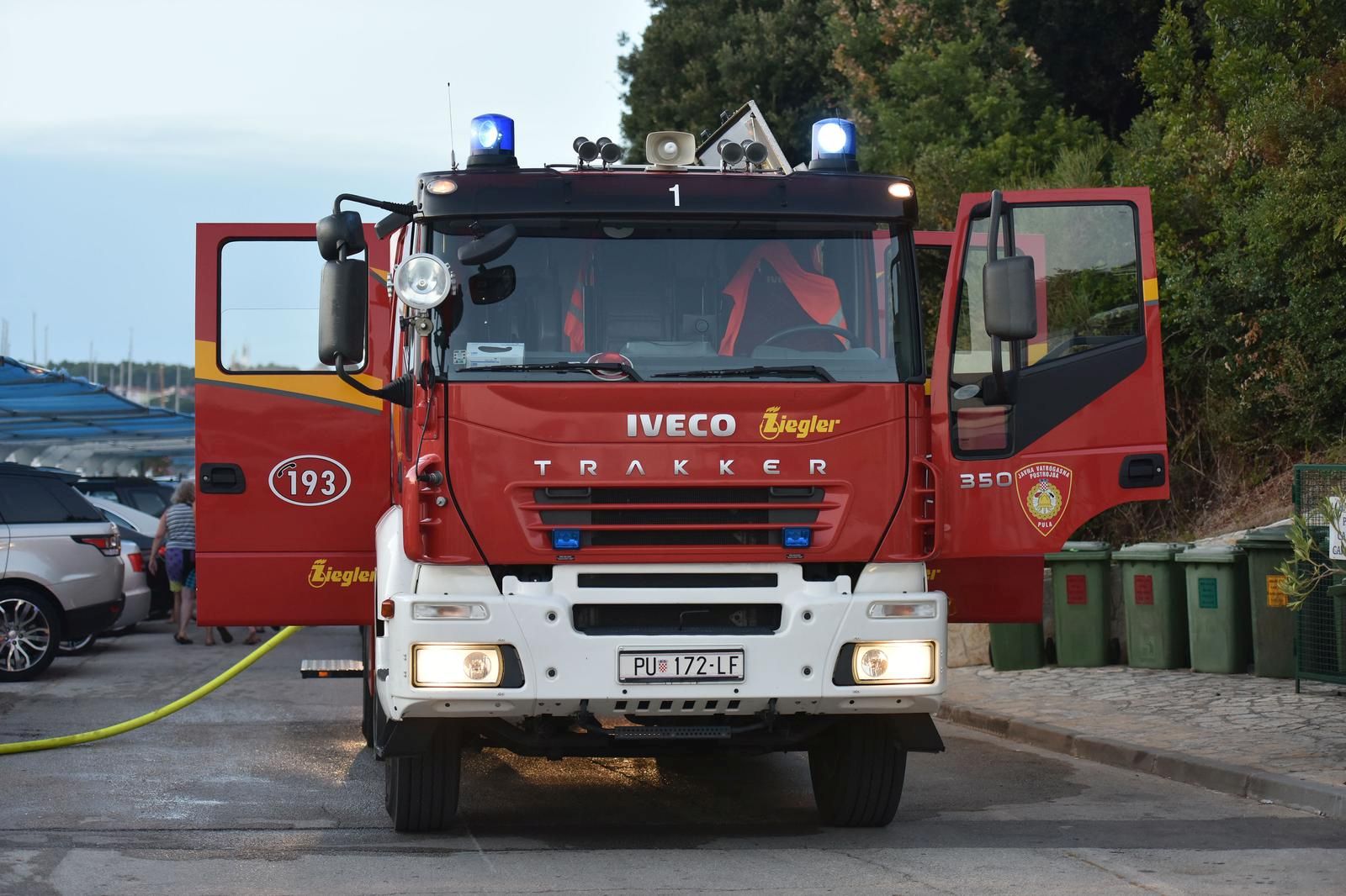 15.08.2016., Pula - Prema nesluzbenim informacijama eksplozija motora na gliseru koji je plovio tik uz Tehnomotovu marinu uzrok je zapaljenju glisera i luksuzne jedrilice koja je bila na vezu u marini. 

Photo: Dusko Marusic/PIXSELL