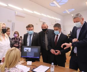 21.10.2021.,Split - 6 sjednica Gradskog vijeca.Nakon iznosenja prijedloga nadopuna  dnevnog reda medju kojima je i trazenje raspustanja i ostavka gradonacelnika odredjena je pauza.