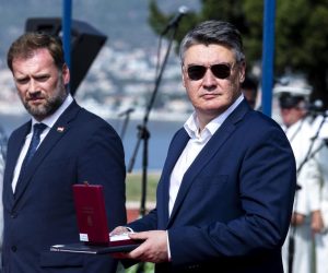 27.09.2021., Split - Predsjednik Republike i vrhovni zapovjednik Oruzanih snaga Zoran Milanovic prisustvovao je sredisnjoj svecanosti obilježavanja Dana Hrvatske ratne mornarice i 30. obljetnice ustrojavanja Hrvatske ratne mornarice.
Mario Banozic, Zoran Milanovic
Photo: Miroslav Lelas/PIXSELL