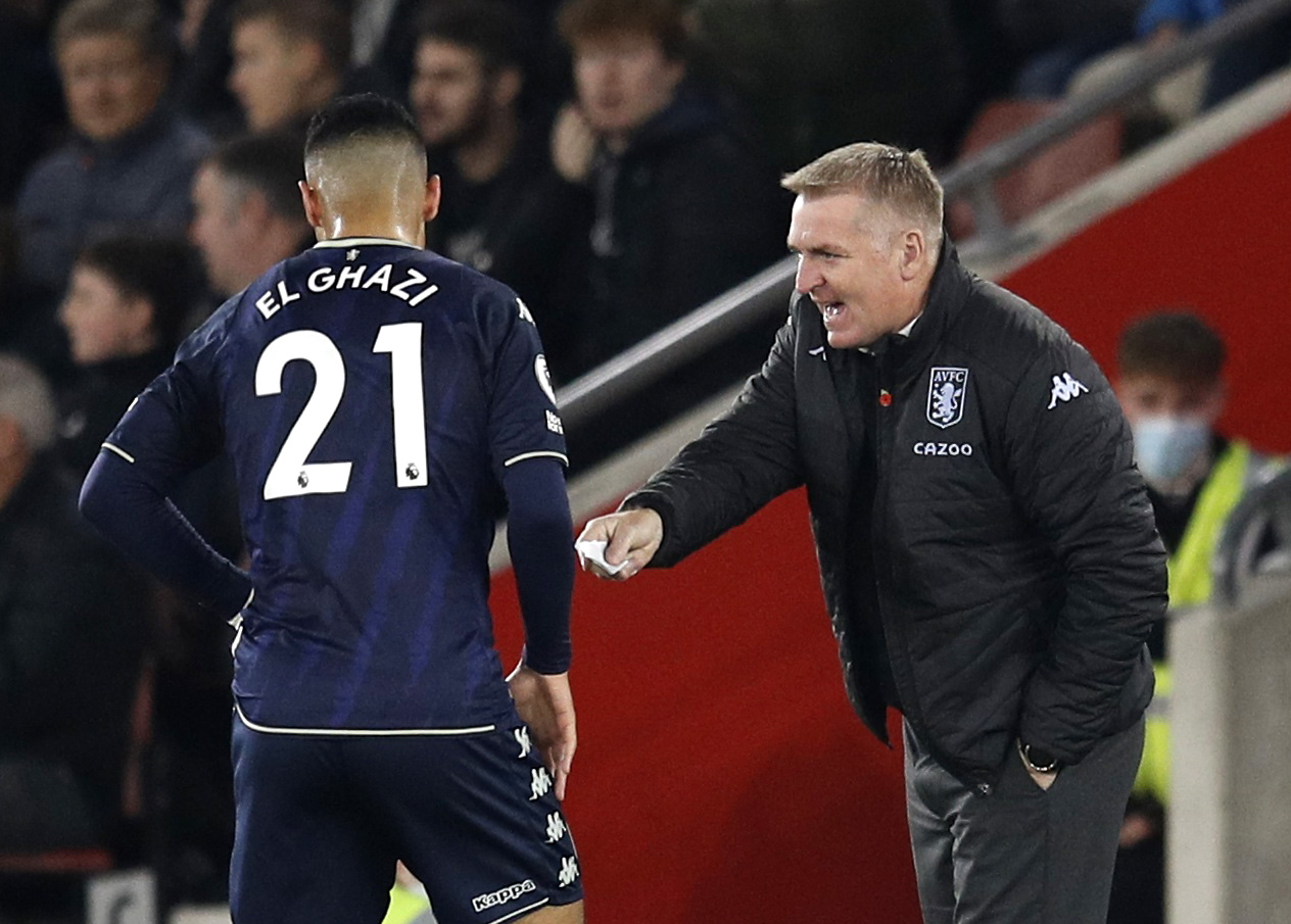 Soccer Football - Premier League - Southampton v Aston Villa - St Mary's Stadium, Southampton, Britain - November 5, 2021  Aston Villa manager Dean Smith talks to Anwar El Ghazi REUTERS/Peter Nicholls EDITORIAL USE ONLY. No use with unauthorized audio, video, data, fixture lists, club/league logos or 'live' services. Online in-match use limited to 75 images, no video emulation. No use in betting, games or single club /league/player publications.  Please contact your account representative for further details.