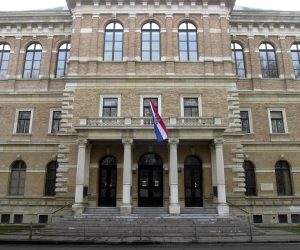 Zagreb, 27.04.2011 - Arhivska fotografija zgrade Hrvatske akademije znanosti i umjetnosti (HAZU) u Zagrebu, od 27.12.2002. godine.  Hrvatska akademija znanosti i umjetnosti (HAZU) ove godine nizom aktivnosti obiljeava 150 godina postojanja, a sveèana sjednica u povodu te velike obljetnice odrat æe se u petak, 29. travnja u zagrebaèkom Hrvatskom narodnom kazalitu, uz prigodni glazbeni program. 
foto FaH/ Damir SENÈAR /ds