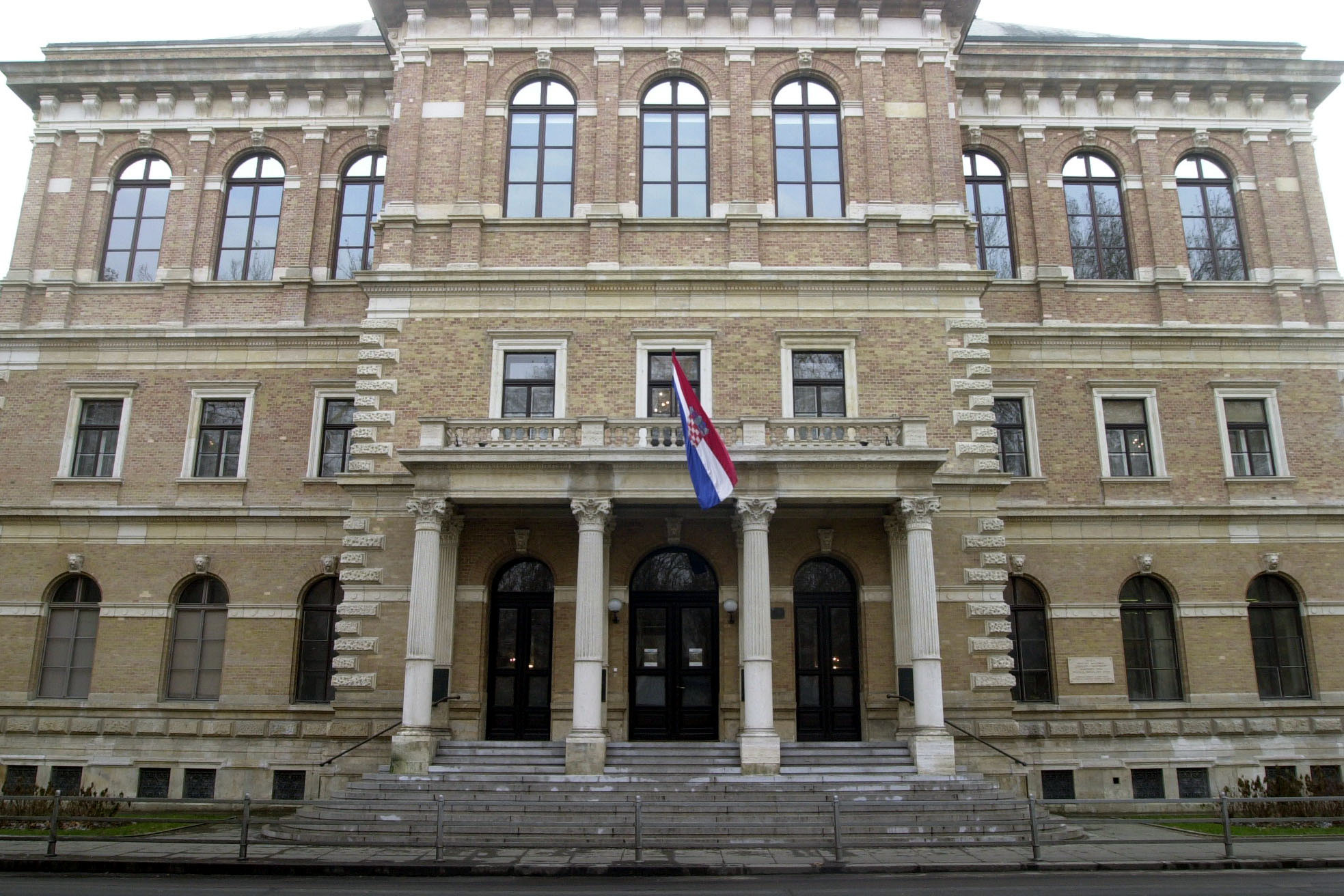 Zagreb, 27.04.2011 - Arhivska fotografija zgrade Hrvatske akademije znanosti i umjetnosti (HAZU) u Zagrebu, od 27.12.2002. godine.  Hrvatska akademija znanosti i umjetnosti (HAZU) ove godine nizom aktivnosti obiljeava 150 godina postojanja, a sveèana sjednica u povodu te velike obljetnice odrat æe se u petak, 29. travnja u zagrebaèkom Hrvatskom narodnom kazalitu, uz prigodni glazbeni program. 
foto FaH/ Damir SENÈAR /ds