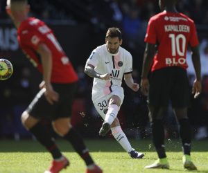 epa09503203 Paris Saint Germain's Lionel Messi (C) in action during the French Ligue 1 soccer match between Stade Rennais and PSG at the Roazhon Park stadium in Rennes, France, 03 October 2021.  EPA/YOAN VALAT