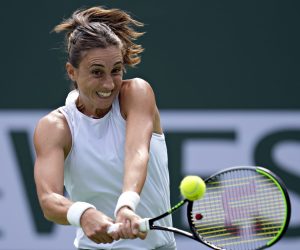 epa09513961 Petra Martic of Croatia in action against Iga Swiatek of Poland at the BNP Paribas Open tennis tournament at the Indian Wells Tennis Garden in Indian Wells, California, USA, 08 October 2021.  EPA/RAY ACEVEDO