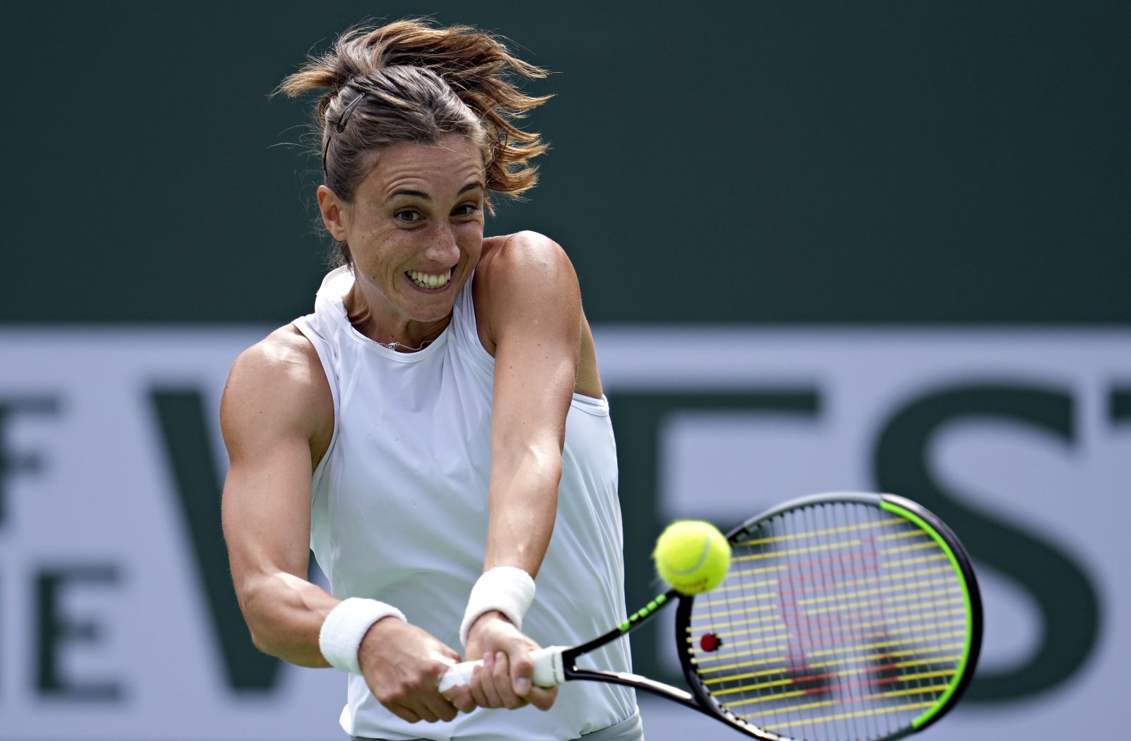 epa09513961 Petra Martic of Croatia in action against Iga Swiatek of Poland at the BNP Paribas Open tennis tournament at the Indian Wells Tennis Garden in Indian Wells, California, USA, 08 October 2021.  EPA/RAY ACEVEDO