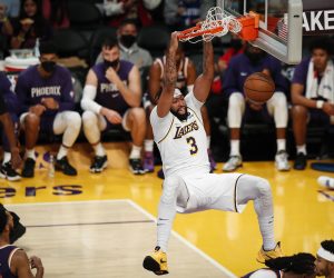 epa09517936 Los Angeles Lakers forward Anthony Davis scores against the Phoenix Suns during the second quarter of the pre-season NBA basketball game between at the Phoenix Suns and the Los Angeles Lakers at the Staples Center in Los Angeles, California, USA, 10 October 2021.  EPA/CAROLINE BREHMAN  SHUTTERSTOCK OUT