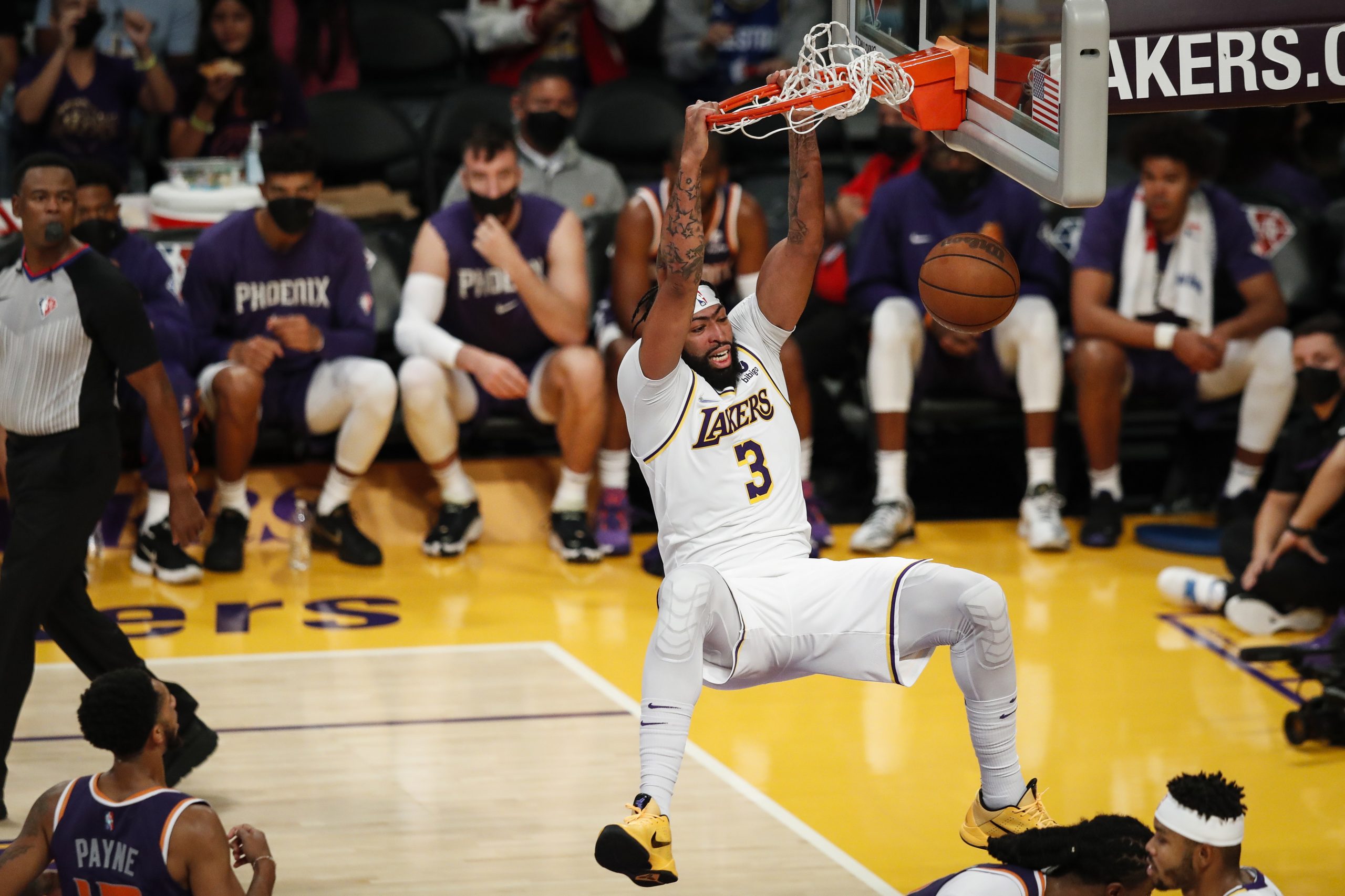 epa09517936 Los Angeles Lakers forward Anthony Davis scores against the Phoenix Suns during the second quarter of the pre-season NBA basketball game between at the Phoenix Suns and the Los Angeles Lakers at the Staples Center in Los Angeles, California, USA, 10 October 2021.  EPA/CAROLINE BREHMAN  SHUTTERSTOCK OUT