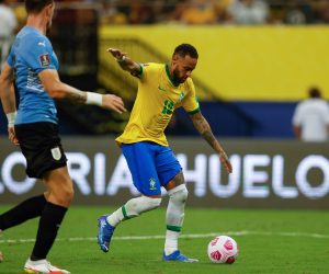 epa09524571 Brazil's Neymar Jr in action against Uruguay's Sebastian Coates (L), during the CONMEBOL World Cup 2022 qualifier soccer match between Brazil and Uruguay at the Arena Amazonia in Manaus, Brazil, 14 October 2021.  EPA/FERNANDO BIZERRA