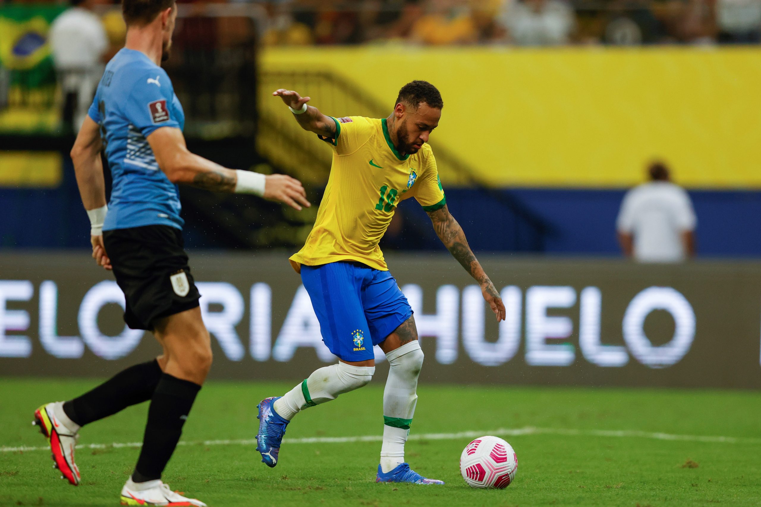epa09524571 Brazil's Neymar Jr in action against Uruguay's Sebastian Coates (L), during the CONMEBOL World Cup 2022 qualifier soccer match between Brazil and Uruguay at the Arena Amazonia in Manaus, Brazil, 14 October 2021.  EPA/FERNANDO BIZERRA
